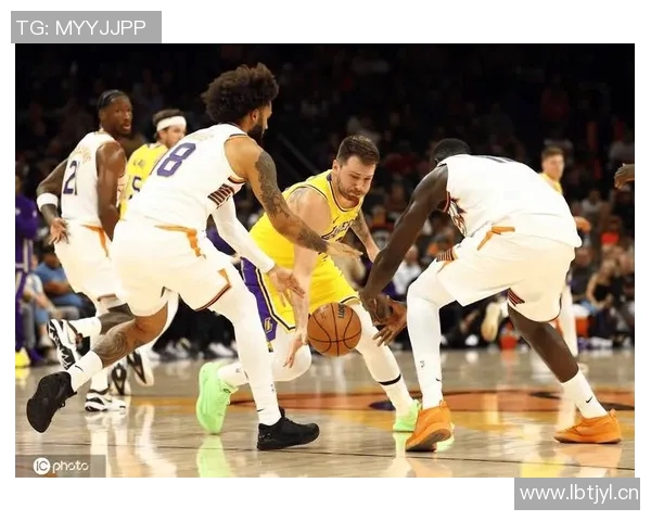 湖人不敌爵士，遭遇横扫出局：球迷心碎，球队未来何去何从？